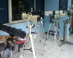 It also has observatory telescopes including the ASKO telescope which is a Cassegrainian reflector with a 31 cm diameter. Another telescope is a Newto